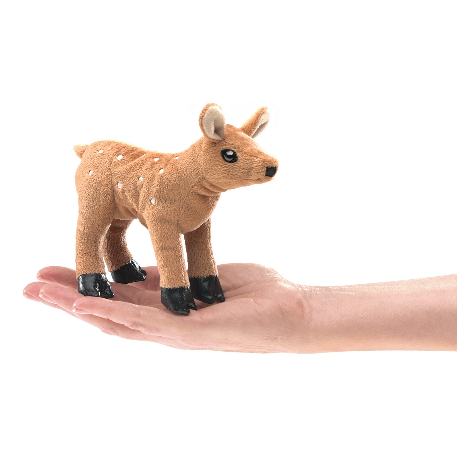 Folkmanis Mini-Fingerpuppe Reh, braun mit weißen Punkten und schwarzen Hufen, stehend auf einer Handfläche