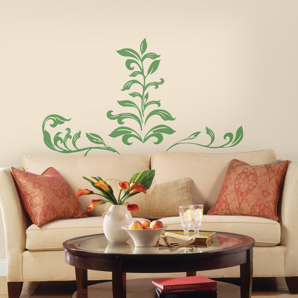 RoomMates Wandbild Leaf Scroll Peel & Stick, grünes Blätterranken-Motiv an einer cremefarbenen Wand über einem Sofa
