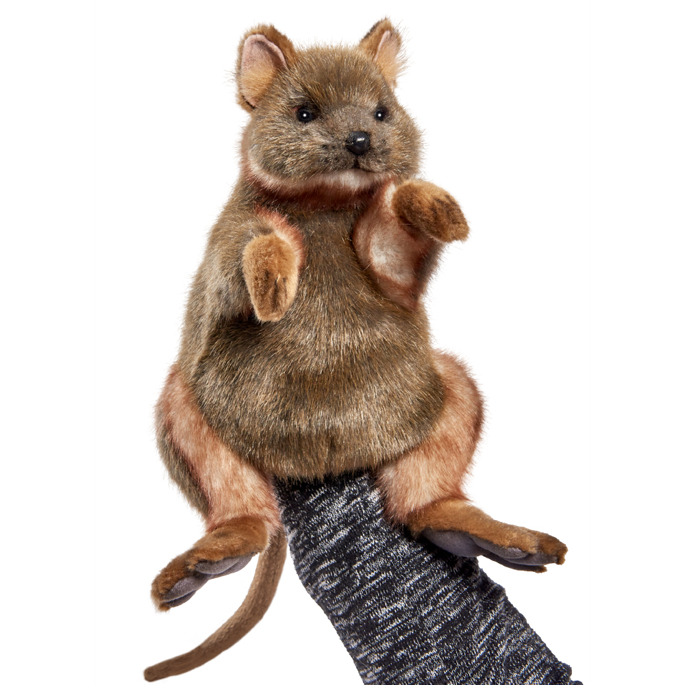 Quokka Handpuppe von Hansa Creation mit braunem Fell, rundem Körper und dünnem Schwanz