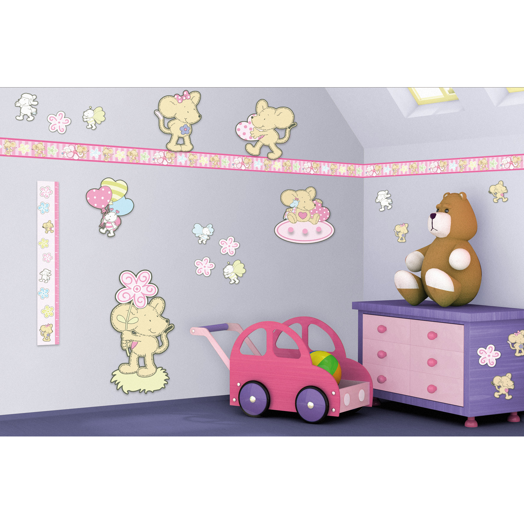 Dinico Lillebi Wanddekoration im Kinderzimmer, Bären- und Mausfiguren über grau-violetter Wand mit Messlatte, Kuscheltier und lila Kommode