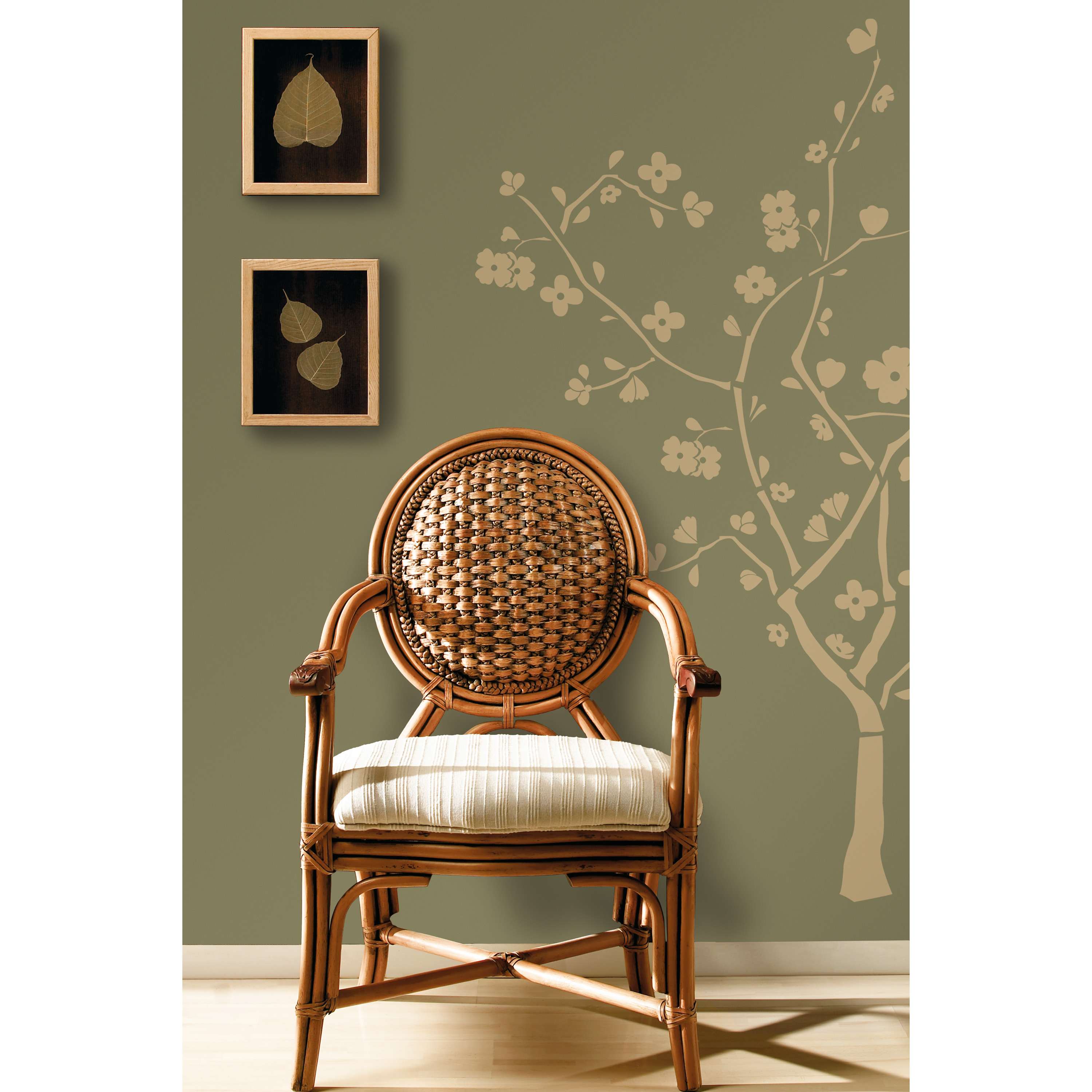 RoomMates Wandbild Cherry Blossom Peel & Stick, beigefarbener Kirschblütenbaum an einer olivgrünen Wand neben zwei gerahmten Bildern