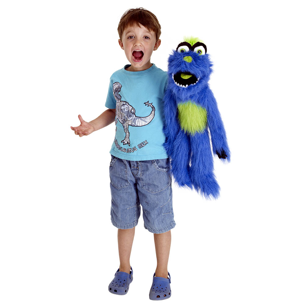 Junge posiert schreiend neben der The Puppet Company Handpuppe Monster Blau-Grün, Anwendungsbeispiel