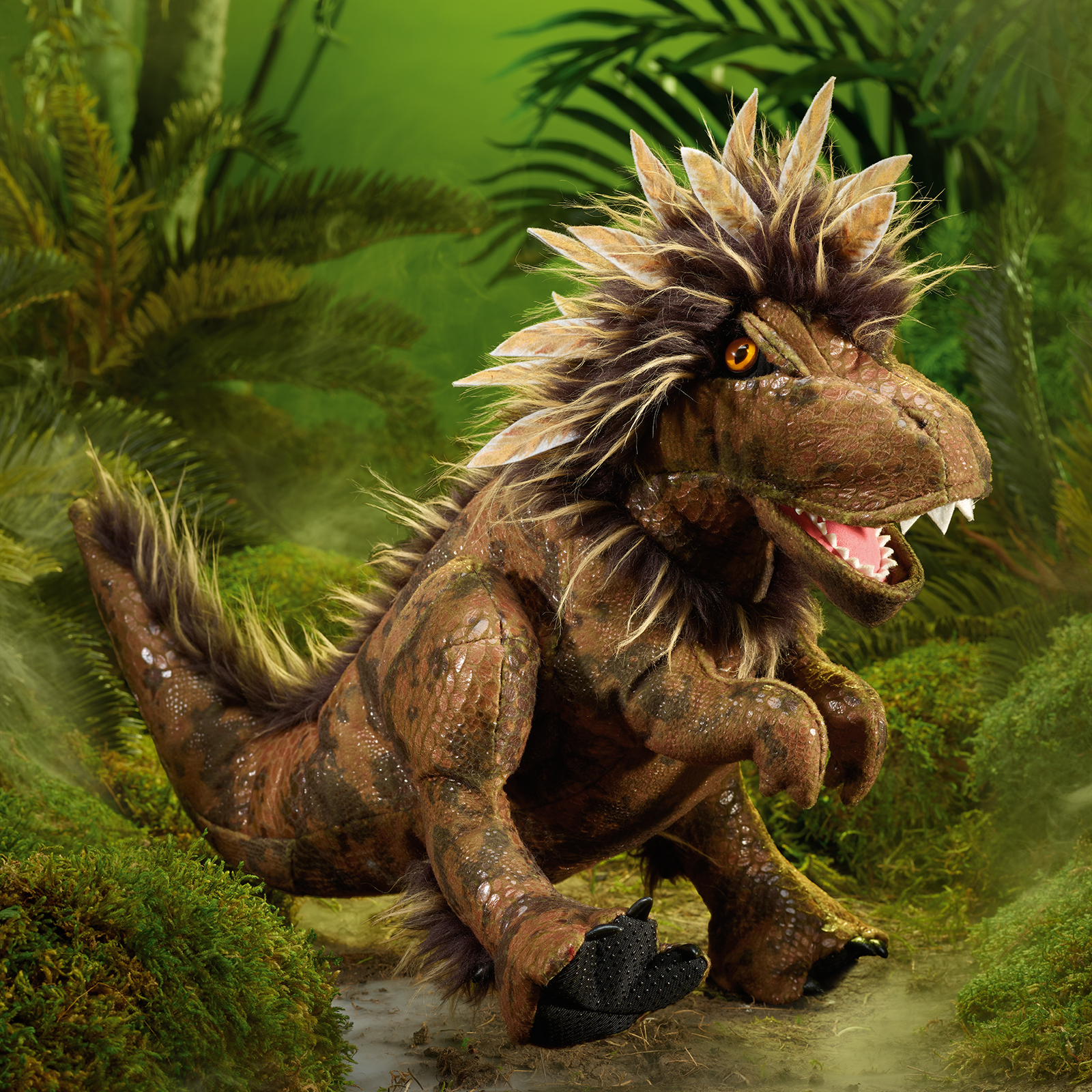 Folkmanis Handpuppe gefiederter Tyrannosaurus Rex steht in einer Dschungelkulisse, das Maul geöffnet mit sichtbaren Zähnen.