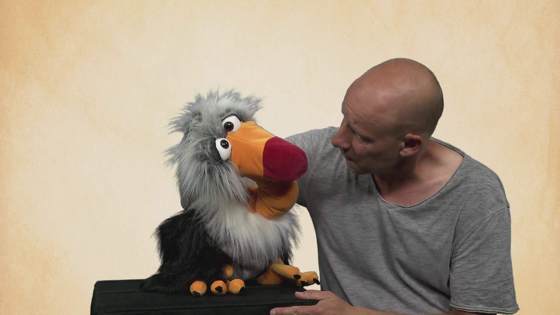 Video 1: Living Puppets Handpuppe Geier Django