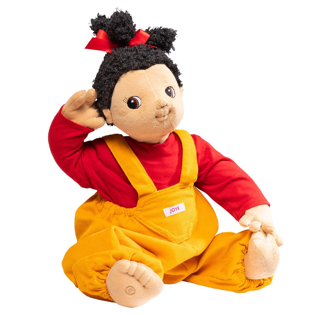 Joyk Empathiepuppe Naomi mit dunklen Zöpfchen, rotem Shirt und gelber Cordlatzhose, sitzend