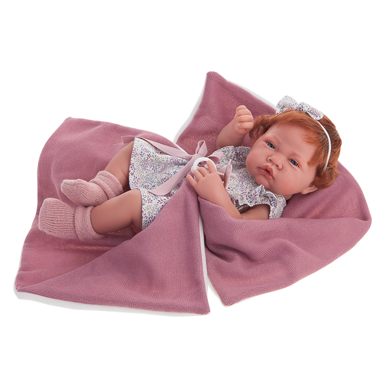 Antonio Juan Babypuppe New Born, realistische Puppe mit rotem Haar im Blumenkleid, eingewickelt in eine altrosa Kuscheldecke