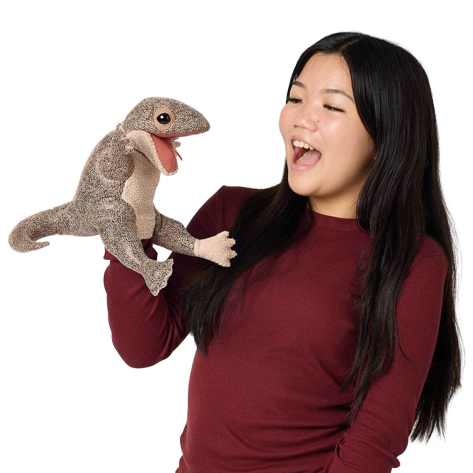 Folkmanis Handpuppe Eidechse in Brauntönen mit geflecktem Muster, geöffnetem Maul und roter Zunge, von lachender Frau am Arm geführt.