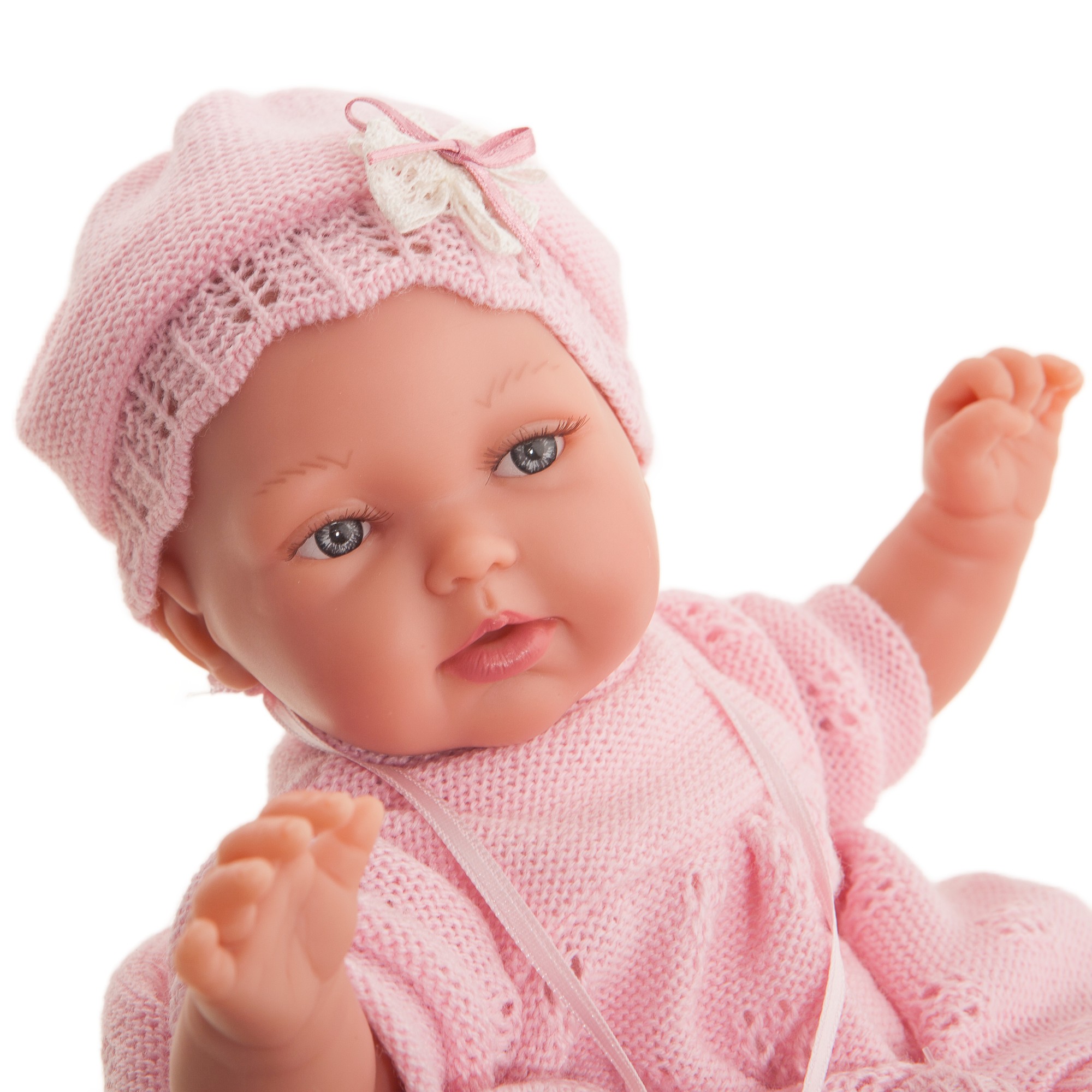 Antonio Juan Babypuppe Peke, Gesichts-Nahaufnahme mit blauen Augen und rosa Häkelmütze mit Schleife