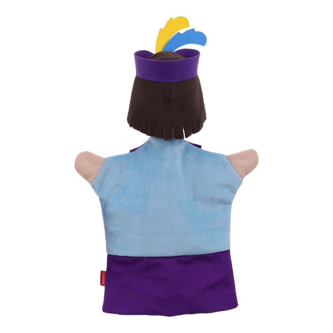 Kasperlepuppe Prinz von munabo, Rückansicht mit violettem Barett und gelb-blauer Feder.
