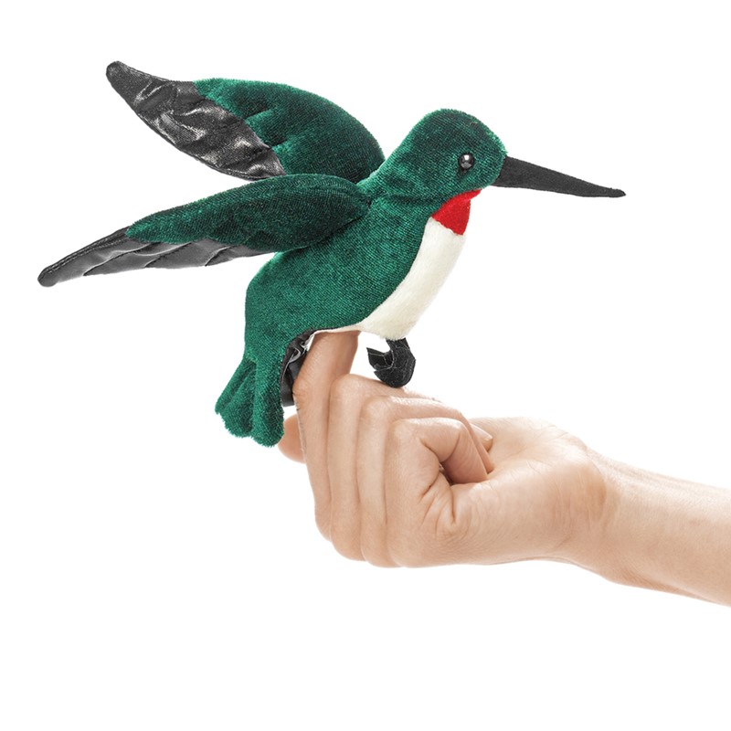 Folkmanis Fingerpuppe mini Kolibri in Grün mit roter Kehle und schwarzen Flügeln, auf einen Zeigefinger gesteckt, Seitenansicht
