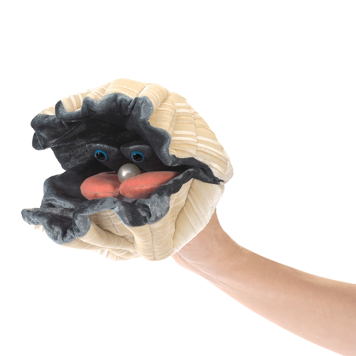 Folkmanis Handpuppe große Muschel mit beiger Schale, grauem Mantel, blauen Augen und silberner Perle, auf einer Hand geführt