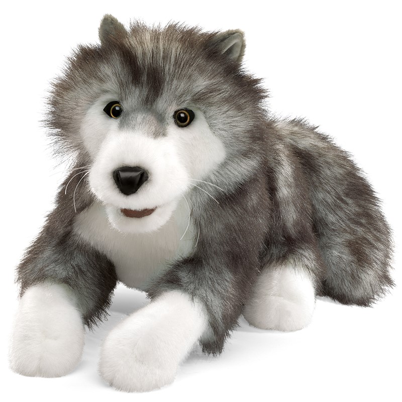 Folkmanis Handpuppe Polarwolf liegend, grau-weißes Plüschfell, bernsteinfarbene Augen, leicht geöffnetes Maul