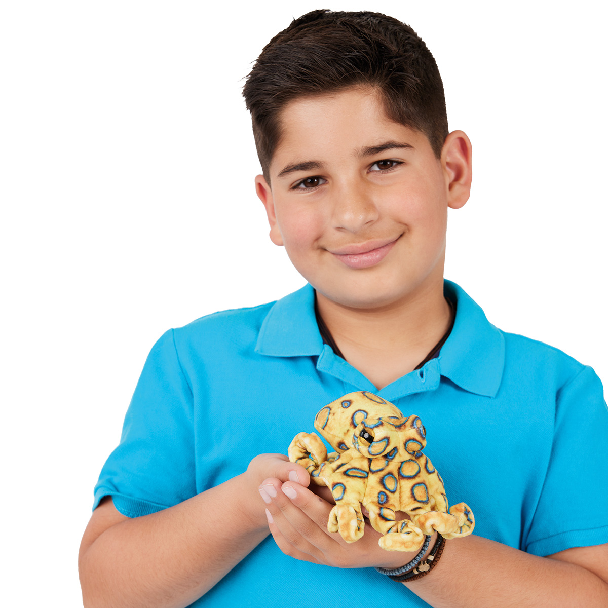 Junge hält kleine Folkmanis Fingerpuppe mini blaugeringelte Krake in beige-gelbem Plüsch mit blauen Ringen auf der Handfläche.