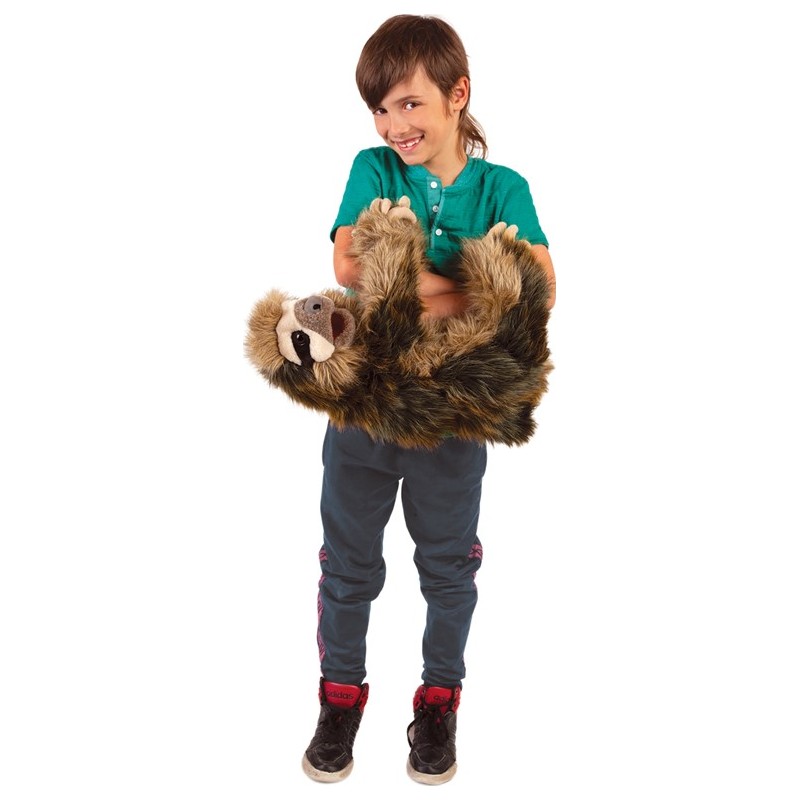 Lachender Junge hält die Folkmanis Handpuppe Dreifinger-Faultier mit beiden Armen, braun-meliertes Fell, geöffnetes Maul.