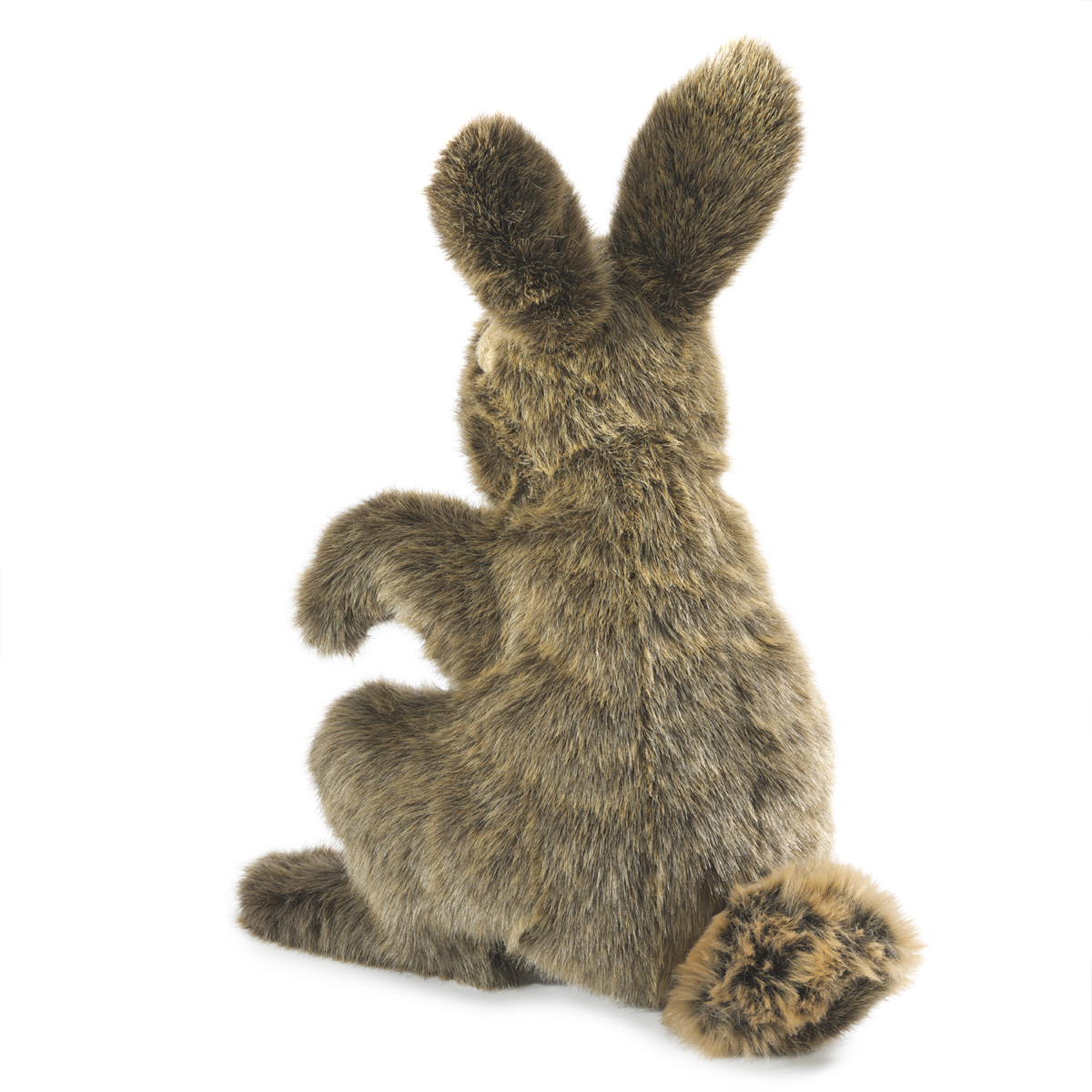 Folkmanis Handpuppe Hase in braungrauem Langflor-Plüsch, sitzend von hinten mit aufgestellten Ohren und fluffigem Schwanz