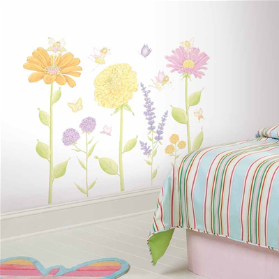 RoomMates Wandbild Fairy Garden, Klebebogen mit bunten Blumen, Feen und Schmetterlingsmotiven auf weißem Untergrund