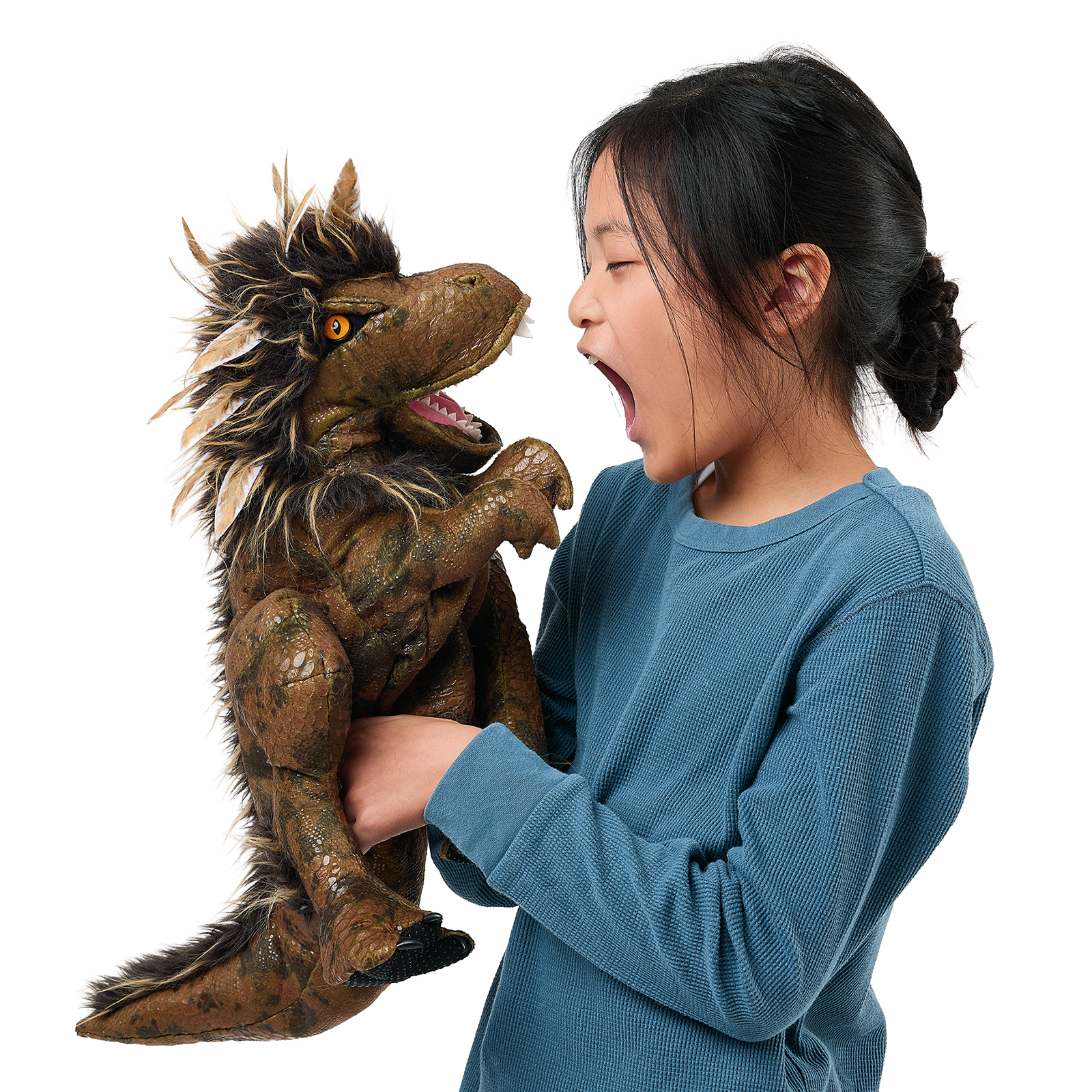 Folkmanis Handpuppe gefiederter Tyrannosaurus Rex am Arm eines Mädchens, das ihm brüllend gegenübersteht, Maul weit geöffnet.