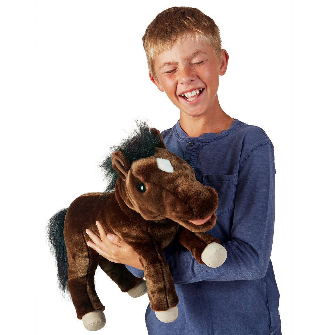 Lachender Junge hält die Folkmanis Handpuppe Pferd in Dunkelbraun mit schwarzer Mähne und weißem Stirnfleck.