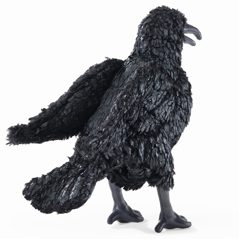Folkmanis Handpuppe Krähe in Seitenansicht, vollständig schwarz mit strukturiertem Gefieder, geöffnetem Schnabel und schwarzen Krallen.