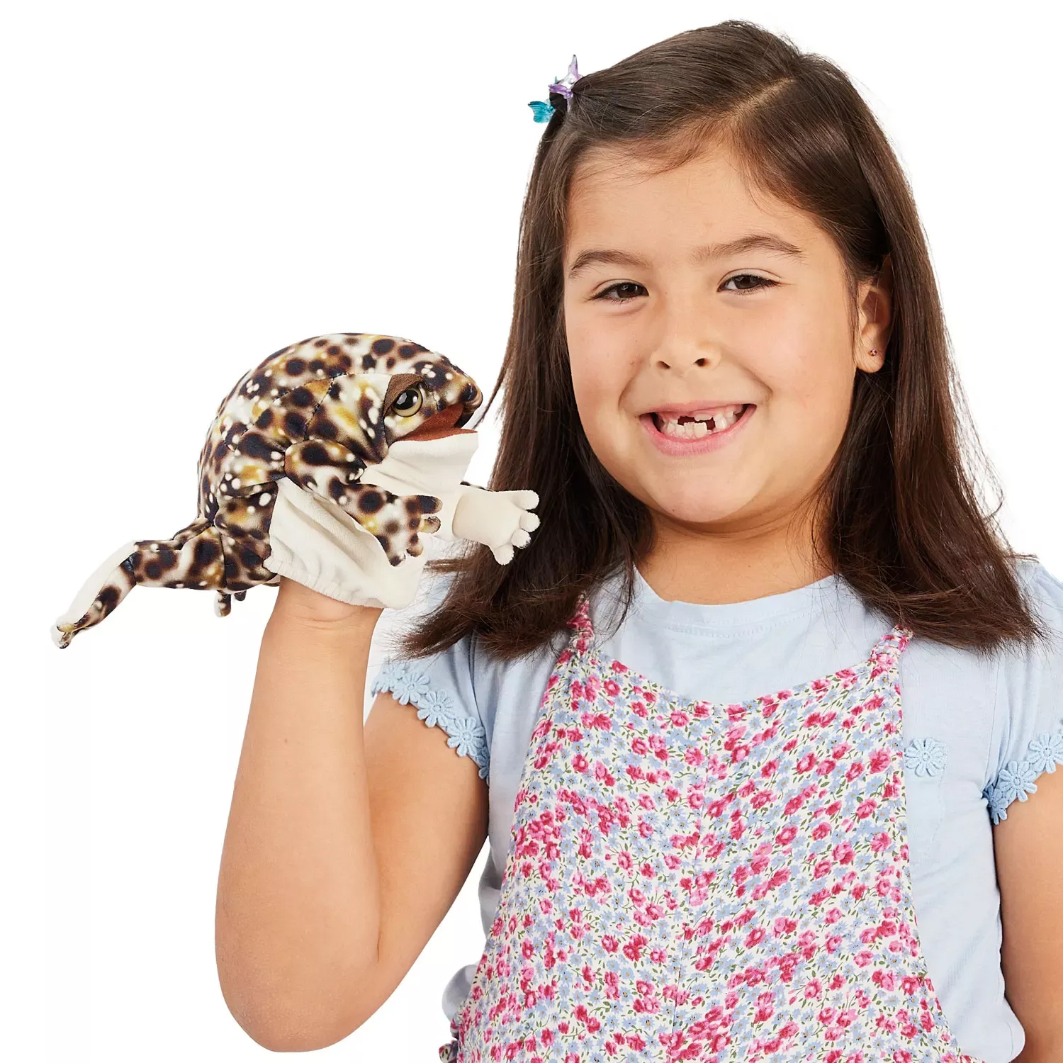 Mädchen hält Folkmanis Handpuppe Wüstenregenfrosch mit braunem Fleckenmuster und hellem Bauch in die Kamera