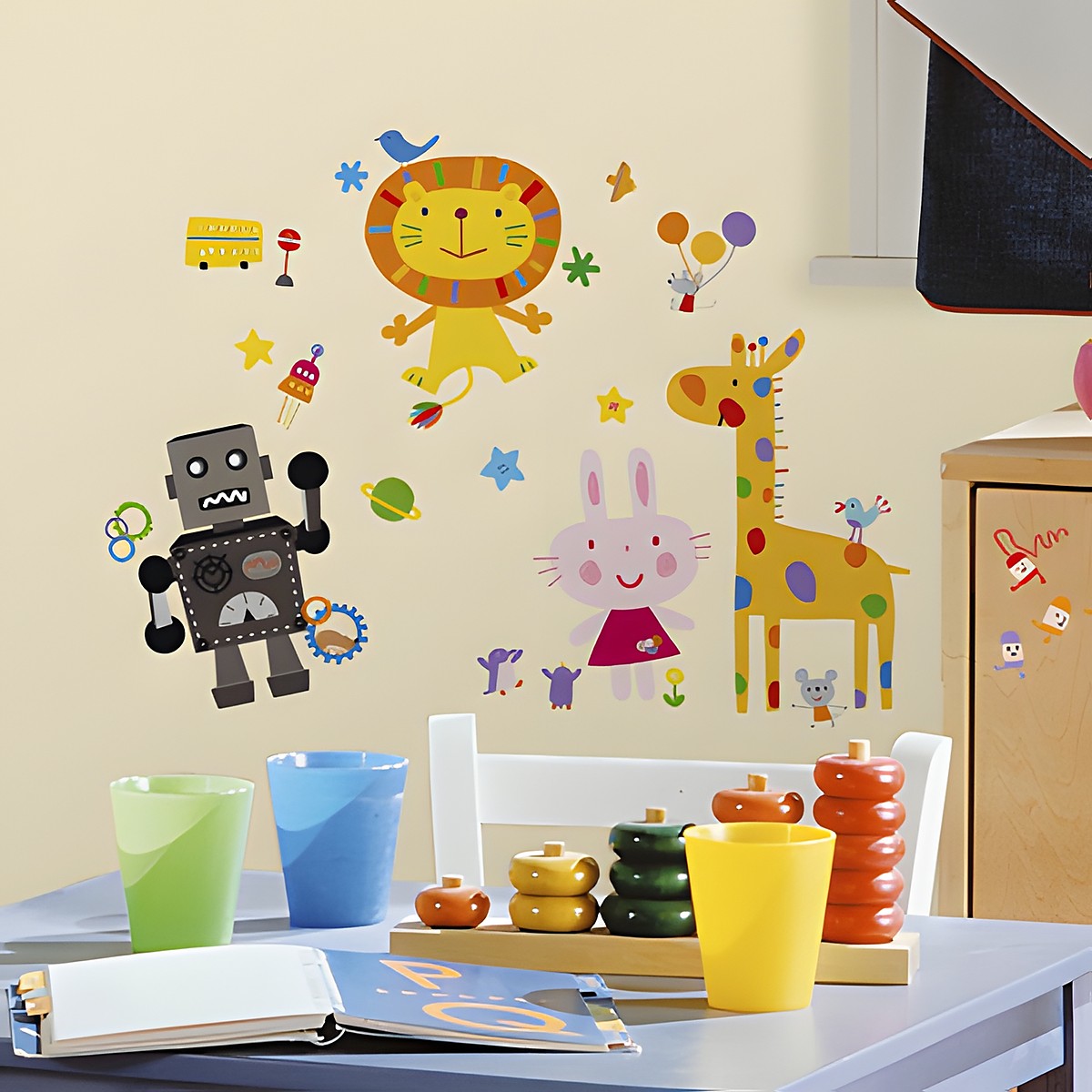 RoomMates Wandsticker Lazoo, bunte Motive mit Löwe, Roboter, Hase und Giraffe an einer gelben Kinderzimmerwand über einem Tisch
