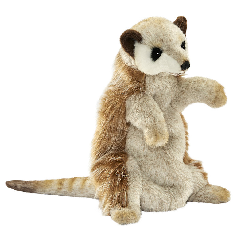 Erdmännchen Handpuppe von Hansa Creation mit sandfarbenem Fell und dunklen Augenflecken, aufrecht