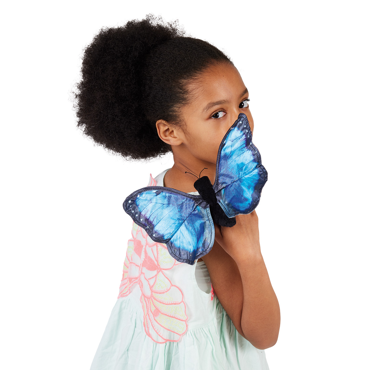 Kind hält Folkmanis Handpuppe Blauer Morphofalter mit leuchtend blauen Flügeln aus Stoff vor das Gesicht, Seitenansicht.