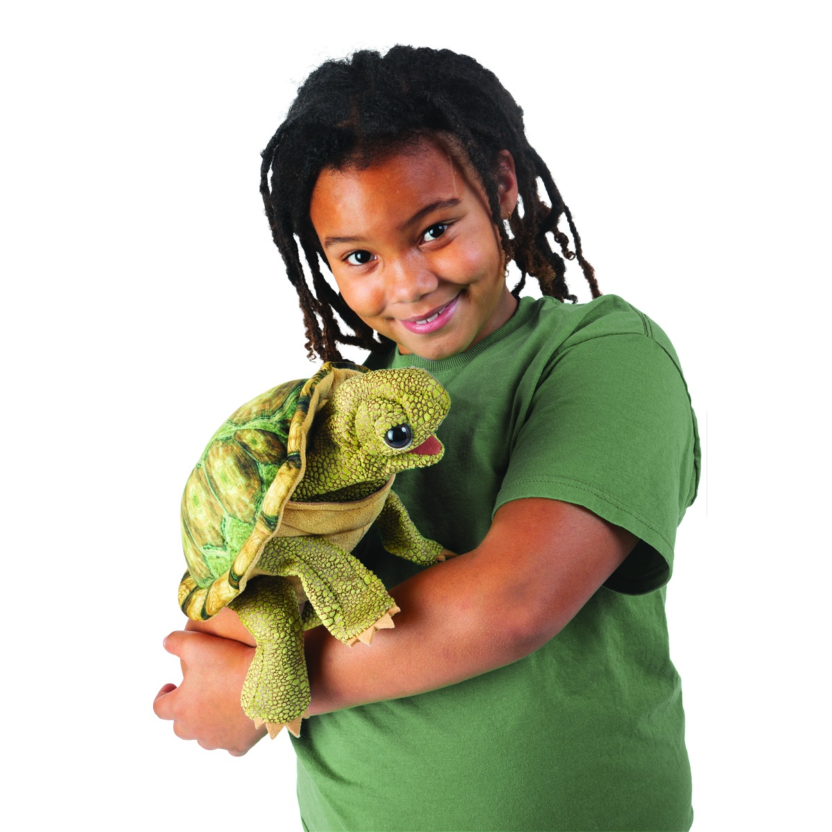 Kind hält Folkmanis Handpuppe stehende Landschildkröte mit geöffnetem Maul und detailliert strukturiertem grünen Panzer.