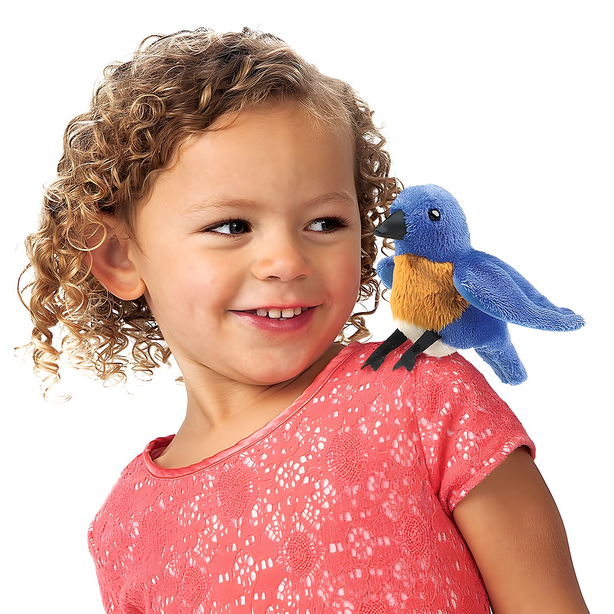 Folkmanis Fingerpuppe mini Hüttensänger-Vogel in Blau-Orange auf der Schulter eines lächelnden Mädchens
