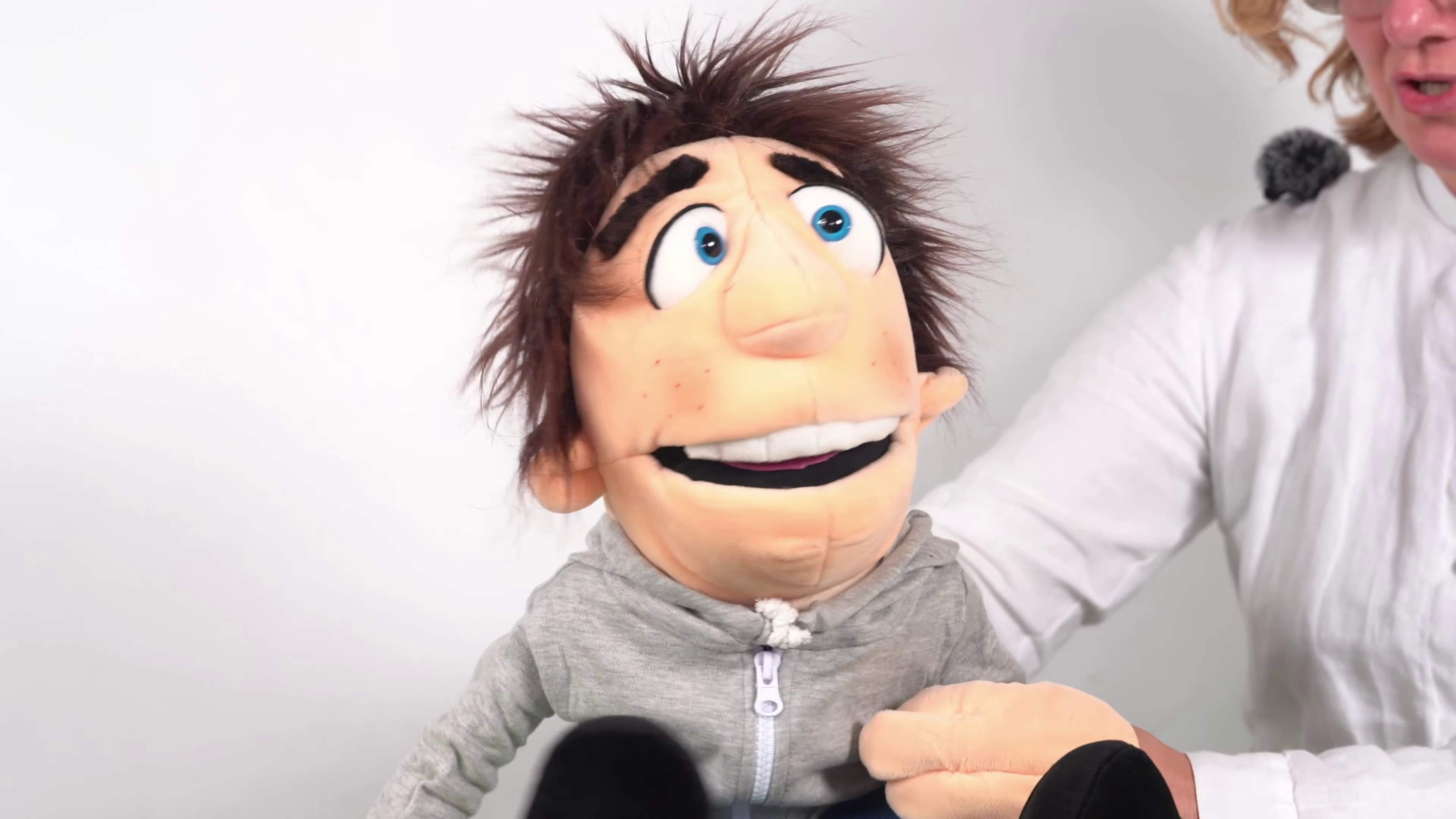 Video 1: Living Puppets Handpuppe Herr Sunday