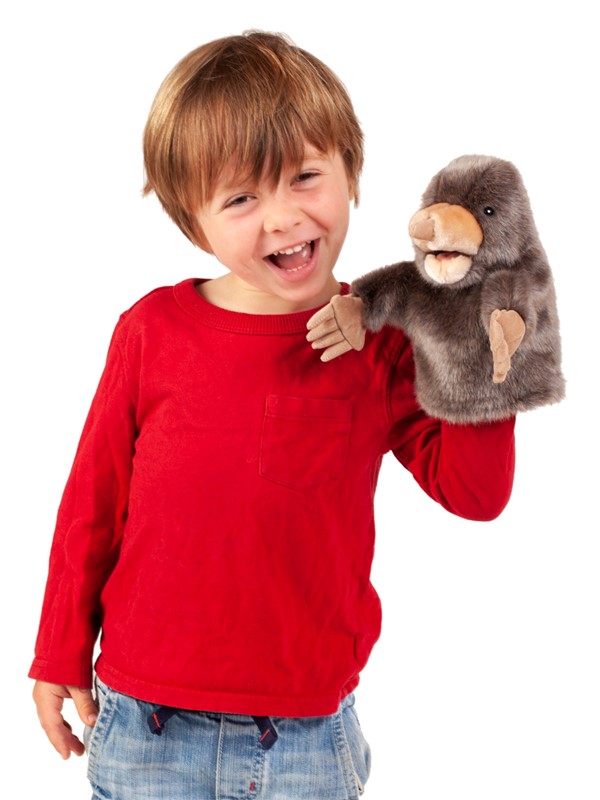 Lachender Junge mit rotem Pullover führt die Folkmanis Handpuppe kleiner Maulwurf in grauem Plüsch mit beweglichem Maul.