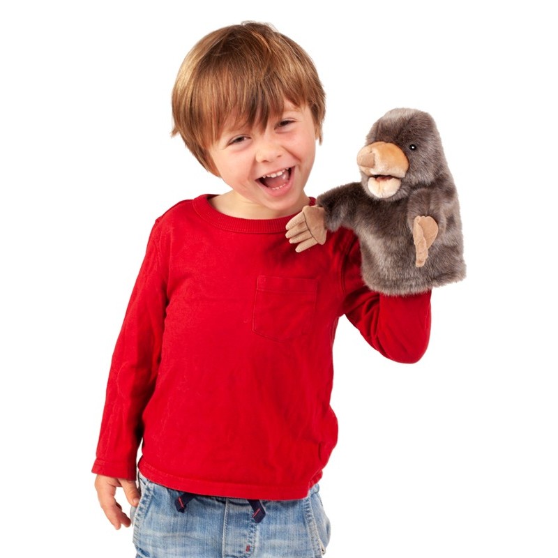 Lachender Junge mit rotem Pullover führt die Folkmanis Handpuppe kleiner Maulwurf in grauem Plüsch mit beweglichem Maul.