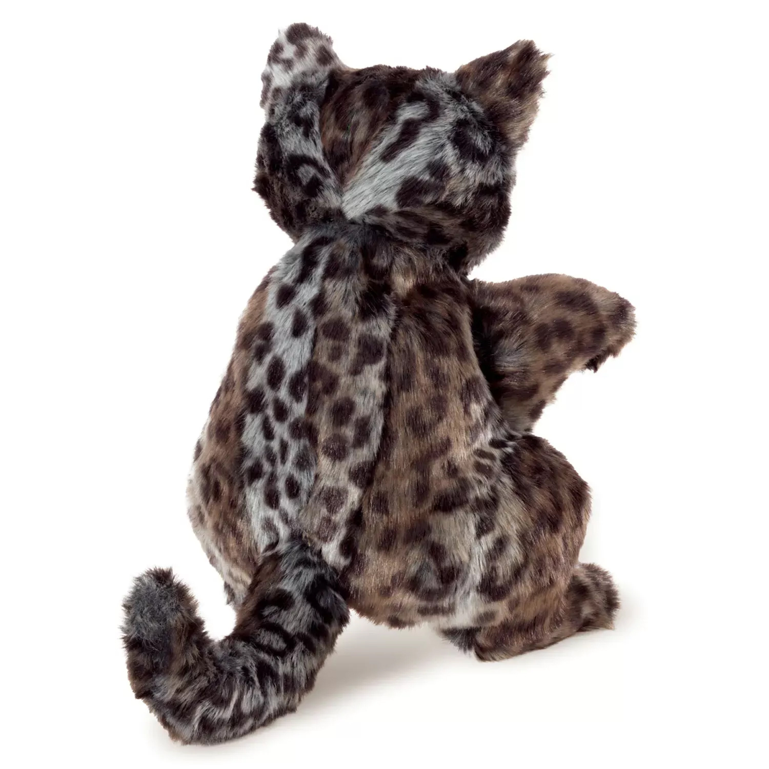 Folkmanis Handpuppe Wildkatzenbaby mit grau-braunem Fleckenfell, sitzend von hinten fotografiert