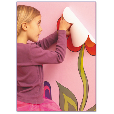 funtosee Wandsticker Blumenwelt, Mädchen klebt eine große Mohnblüte an eine rosa Kinderzimmerwand