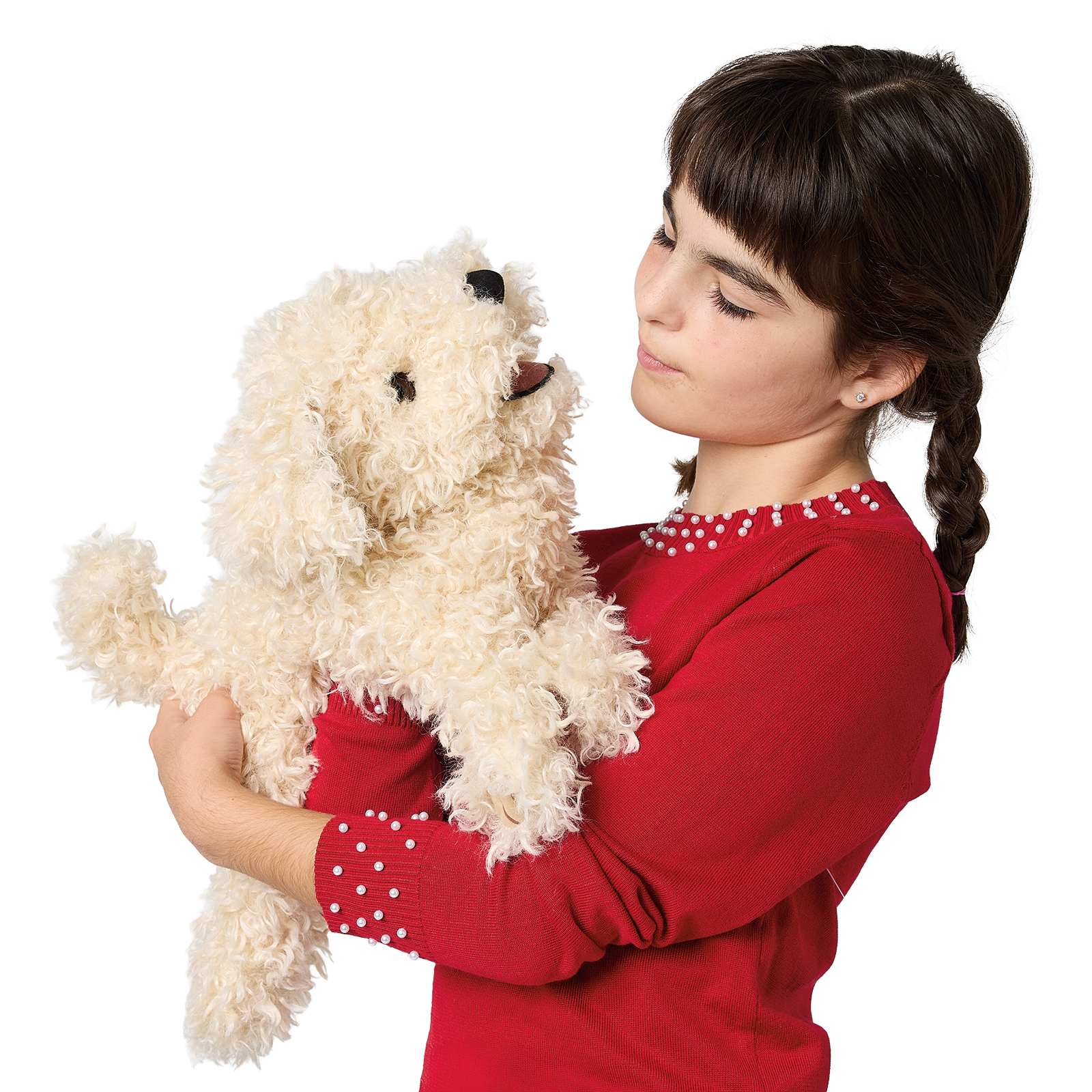 Mädchen hält Folkmanis Handpuppe Pudelwelpe mit cremefarbenem Lockenfell auf Armhöhe und schaut sie an.