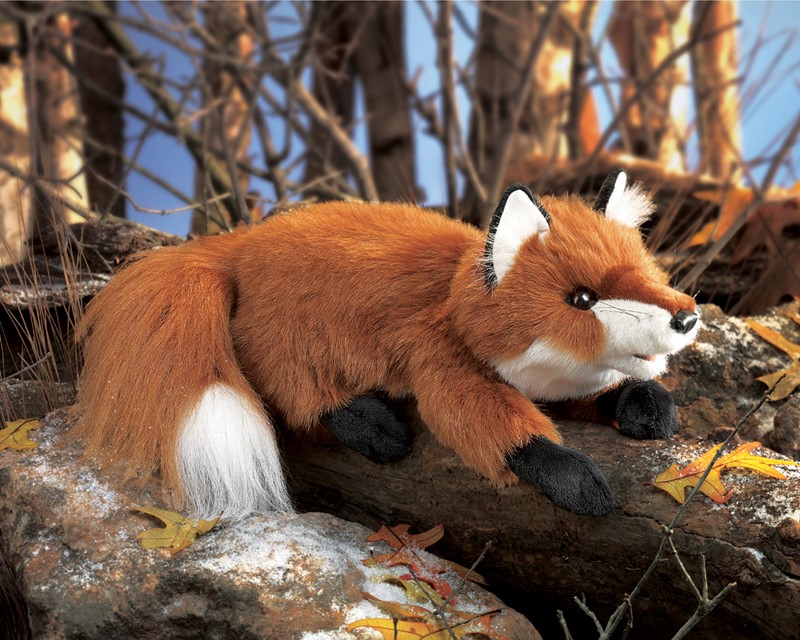 Folkmanis Handpuppe kleiner Rotfuchs in lauernder Pose auf einem Stein, rotbraunes Fell mit weißer Schwanzspitze und schwarzen Pfoten
