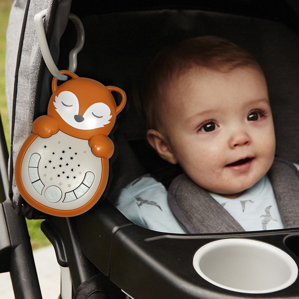 Cloud b Einschlafhilfe Sweet Dreamz on the Go Fuchs, Anwendungsfoto: Gerät am Kinderwagen, Baby im Hintergrund