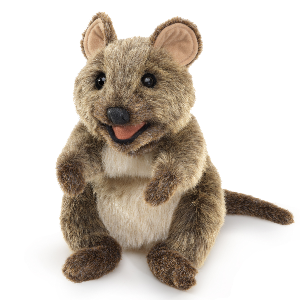 Folkmanis Handpuppe Quokka mit braun-beigem Fell, hellem Bauch und geöffnetem Maul, frontal sitzend