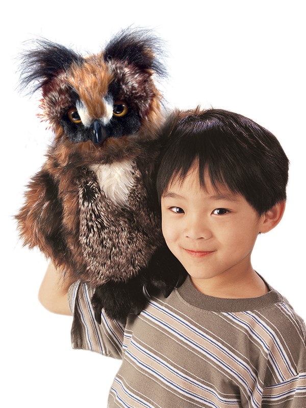 Folkmanis Handpuppe Eule mit braunem Gefieder und gelben Augen, von einem Kind auf der Hand geführt