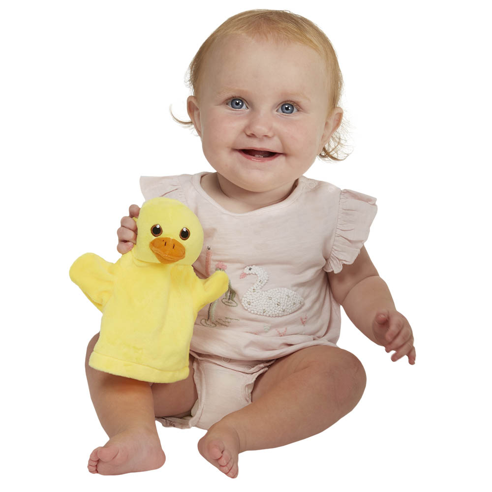 Baby hält die The Puppet Company Baby-Handpuppe Ente in den Händen, Anwendungsbeispiel