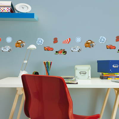 decofun Mini-Wanddekoration Pixar Cars 2 an grauer Kinderzimmerwand über Schreibtisch mit rotem Stuhl, kleine Aufkleberreihe