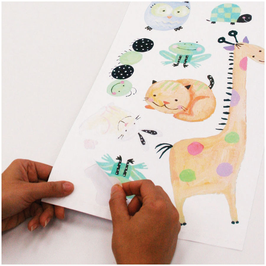 RoomMates Wandsticker Polka Dot Piggy, Hände lösen ein Giraffen-Motiv vom Trägerbogen, Anwendungsbeispiel