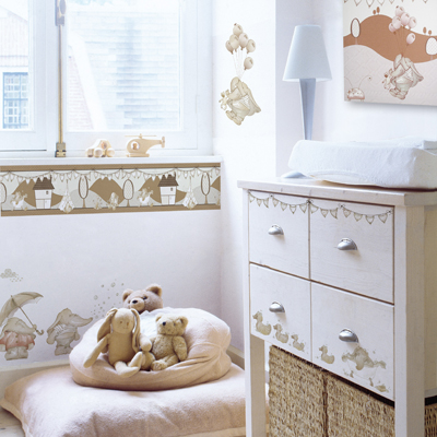 graham & brown Wandsticker Eleflump, Kinderzimmer mit Bordüre am Fenster, Kommode und Kuscheltieren auf einem Sitzkissen