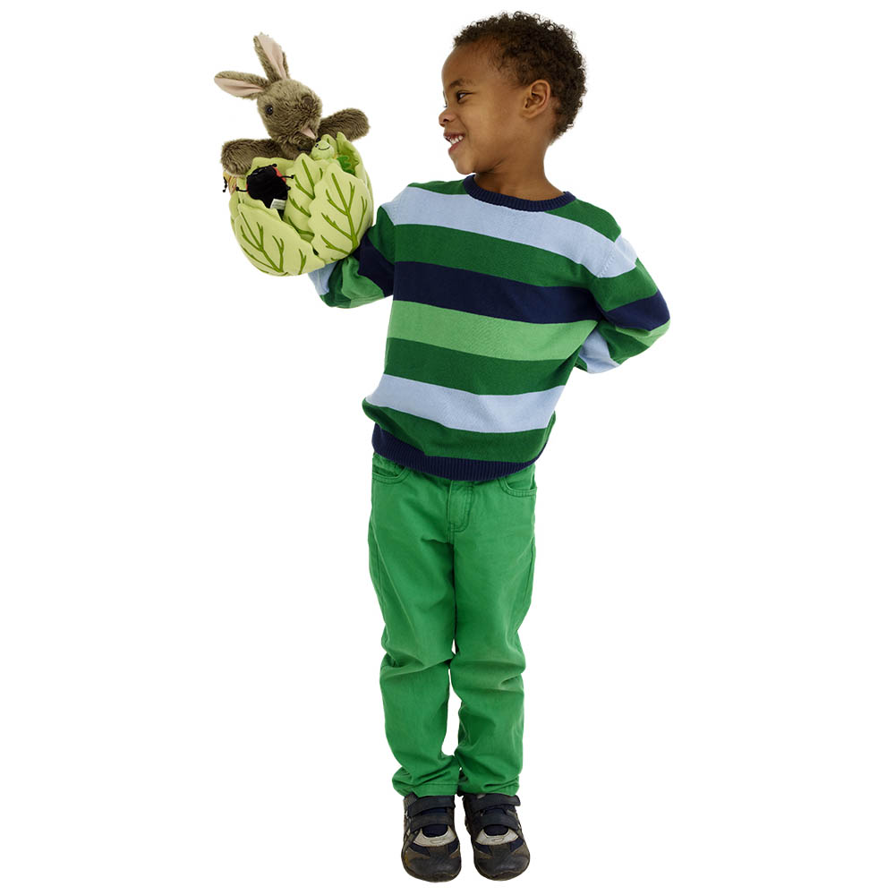 Junge mit Brille hält die The Puppet Company Handpuppe Kaninchen im Kopfsalat, Anwendungsbeispiel