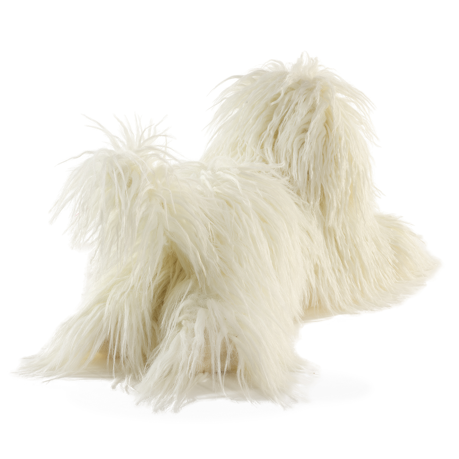 Folkmanis Handpuppe Komondor von hinten liegend, die verfilzten weißen Fellstränge deutlich sichtbar.