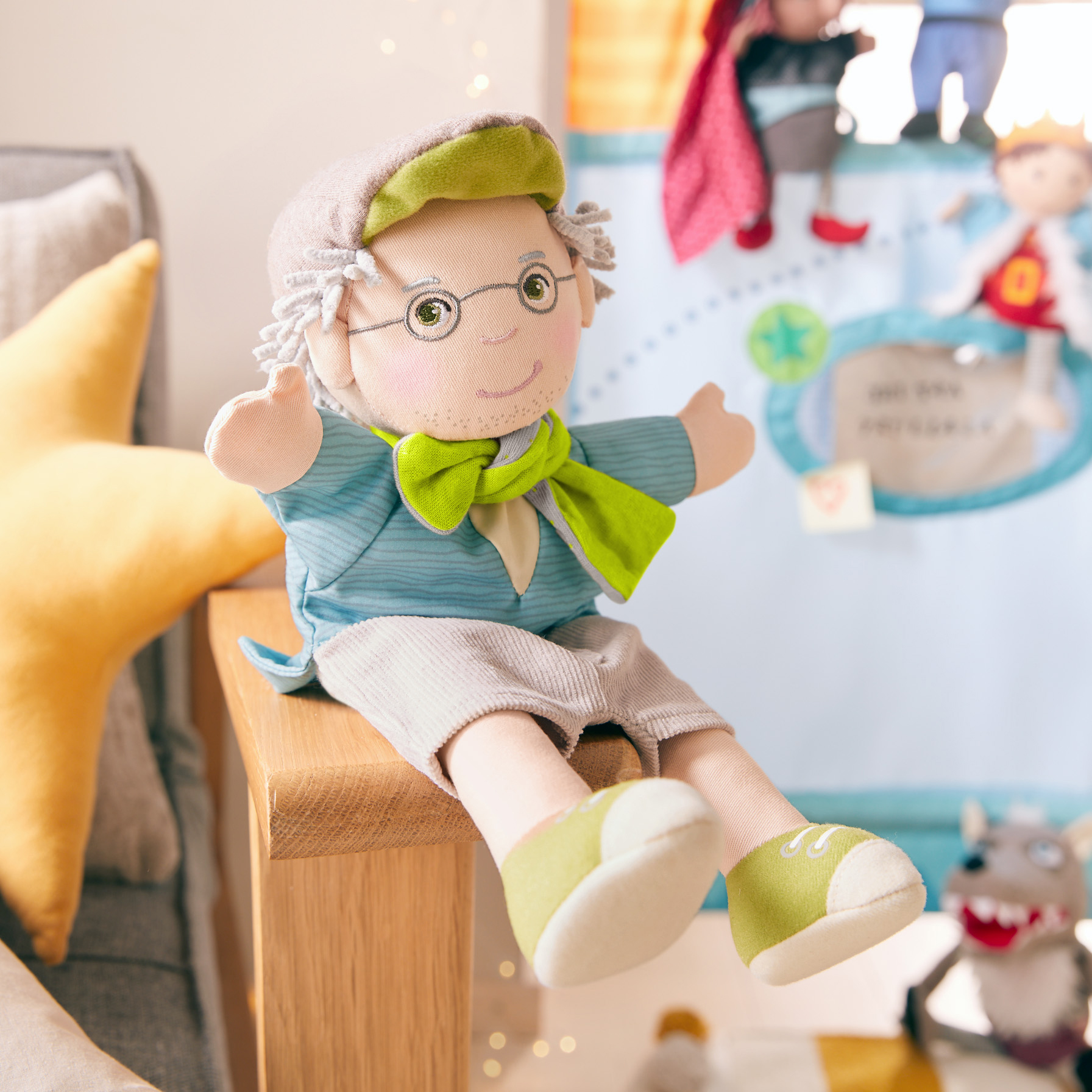 HABA Baby-Handpuppe Opa Peter, Anwendungsfoto vor einem Kasperletheater