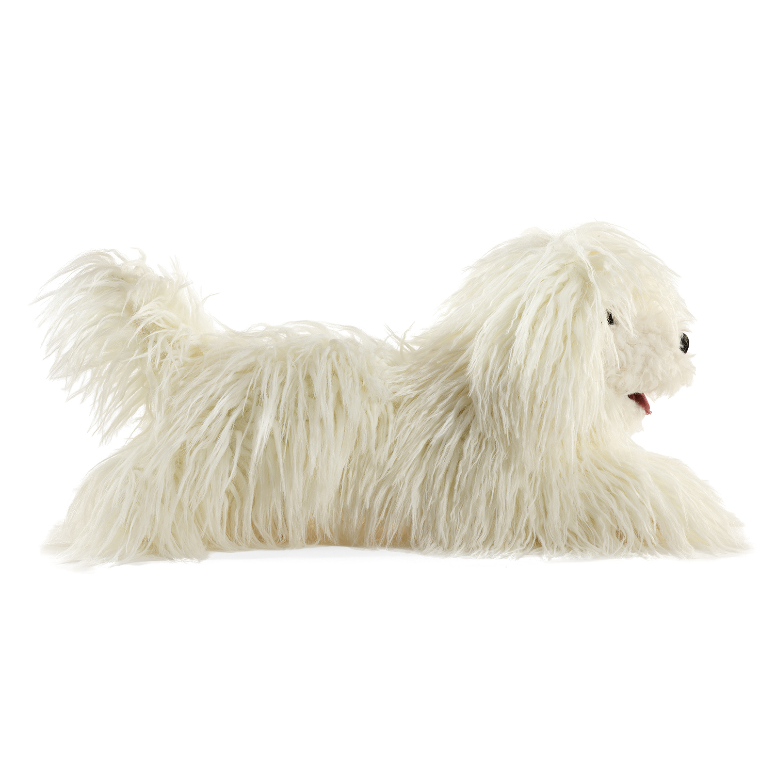 Folkmanis Handpuppe Komondor in Seitenansicht liegend, das zottelige Fell fällt über den ganzen Körper, das Maul mit Zunge geöffnet.