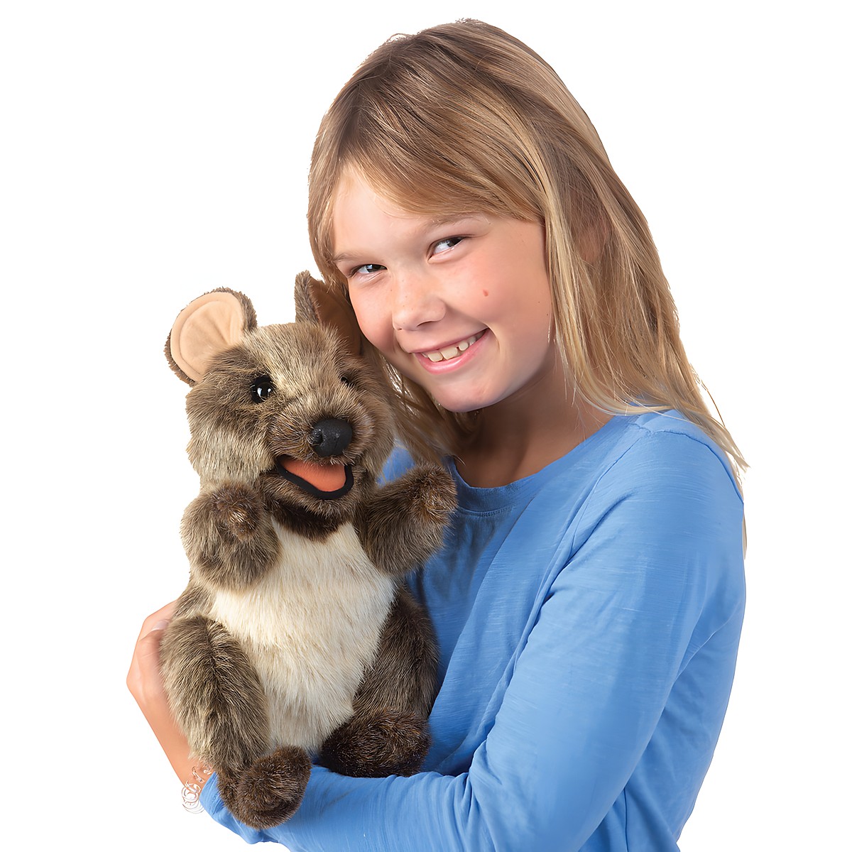 Folkmanis Handpuppe Kurzschwanzkänguru mit braunem Fell und beweglichem Maul, von einem Mädchen gehalten