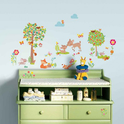 RoomMates Wandsticker Woodland Waldtiere, Waldtiere wie Reh, Fuchs und Eichhörnchen mit Bäumen und Blumen an einer hellblauen Kinderzimmerwand über einer Wickelkommode