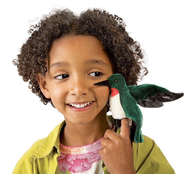 Folkmanis Fingerpuppe mini Kolibri mit grünem Gefieder und roter Kehle auf dem Finger eines lächelnden Kindes